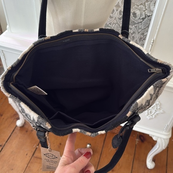 MZ Fair Trade Textiles Artisan Made
100% Wool Hand Crafted Tote Bag - Picture 8 of 15